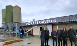 Portes ouvertes de l'exploitation agricole Plissoneau Exploitation agricole vu de l'extérieur avec les propriétaires devant le bâtiment