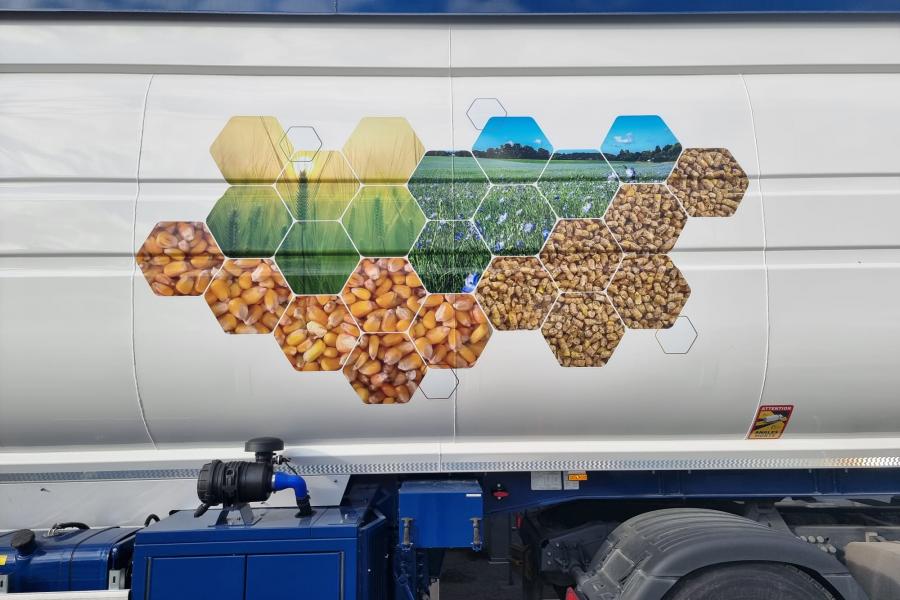 Camion avec alvéoles de matières premières