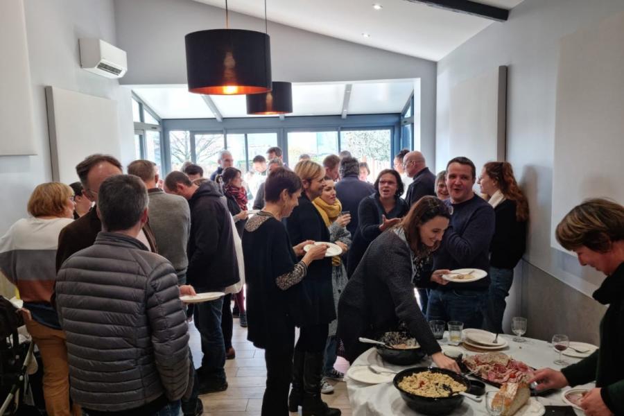 Salariés partageant un moment convivial