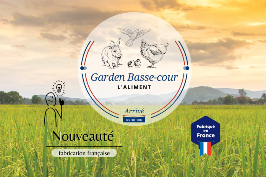 Logo de la marque Garden Basse-Cour avec pour fond un champs d'herbe