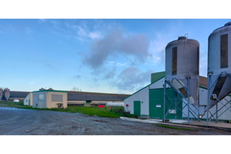 Bâtiment en vente vu de l'extérieur, silos et bâtiments volailles