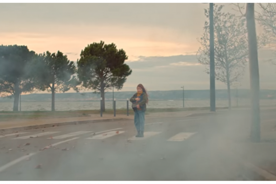Enfant au milieu de la fumée du feu de forêt