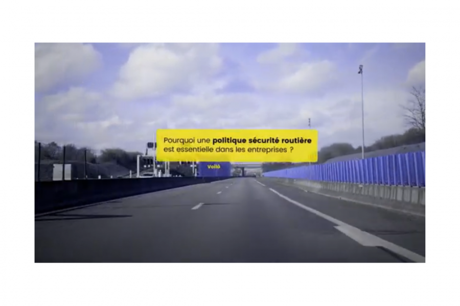 Route avec un message de la sécurité routière