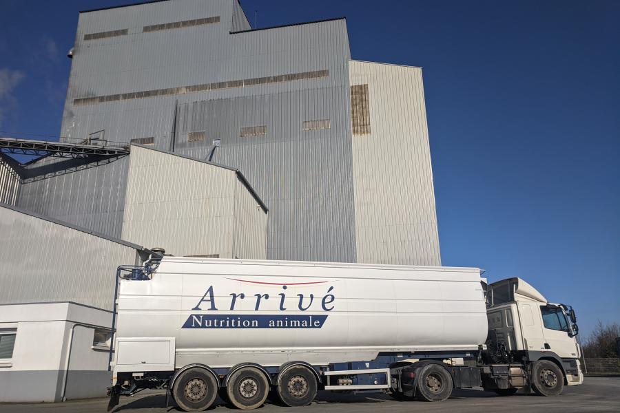 Camion ARRIVE NUTRITION ANIMALE devant l'usine